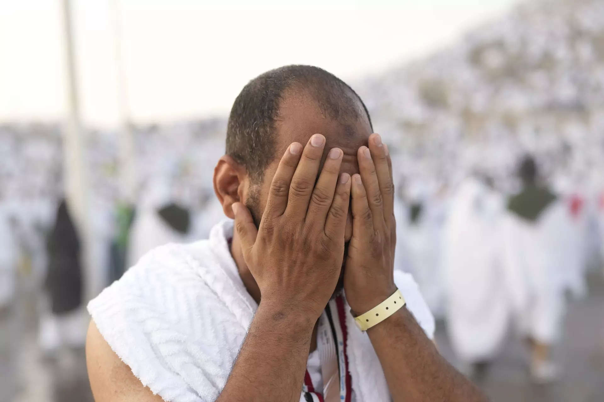 Pilgrims commence the final rites of Hajj as Muslims celebrate Eid al-Adha 