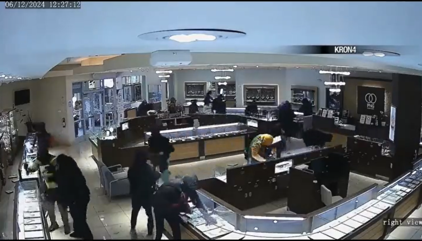 Nearly 20 thieves use sledgehammers to rob Pune-based PNG Jewellers outlet in USA; video goes viral 