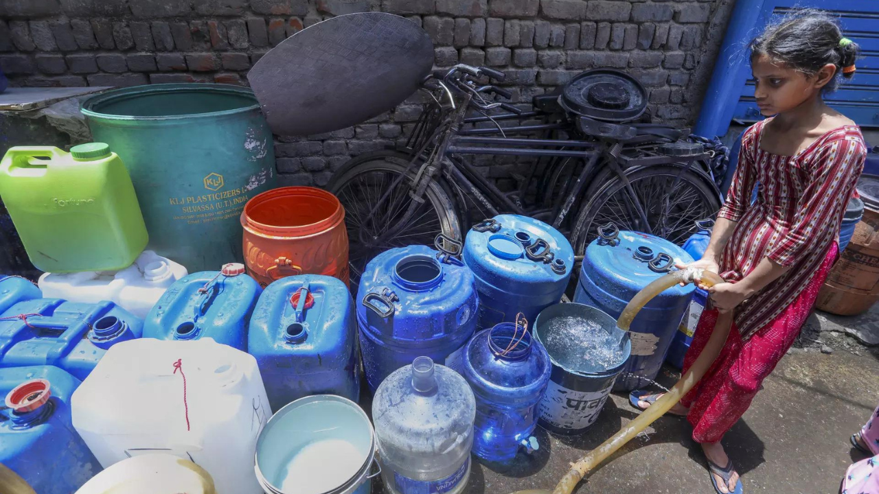 Delhi's Water Crisis: Long lines at tankers amid AAP-BJP blame game 