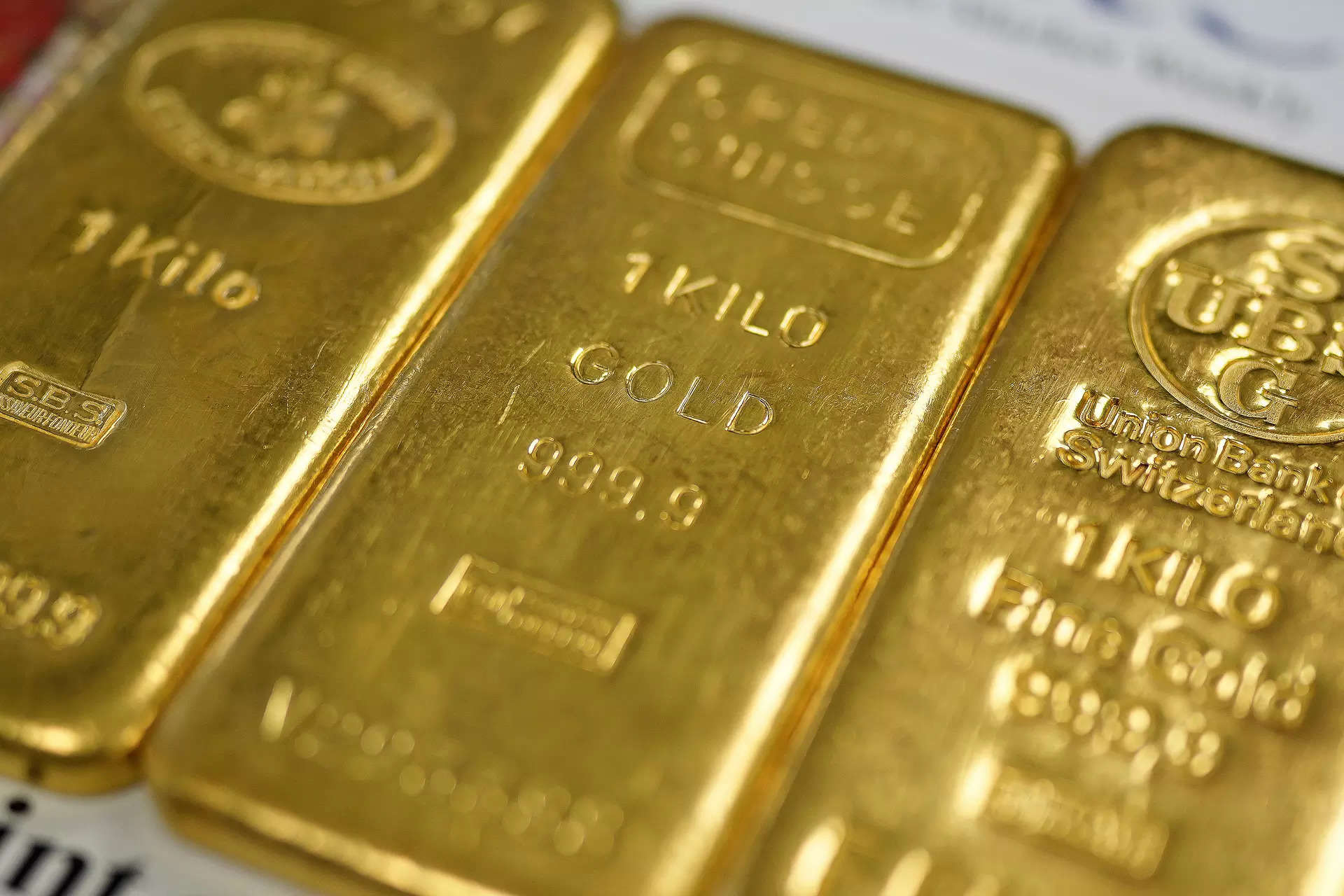 Gold slips as investors await clues on US rate cuts 