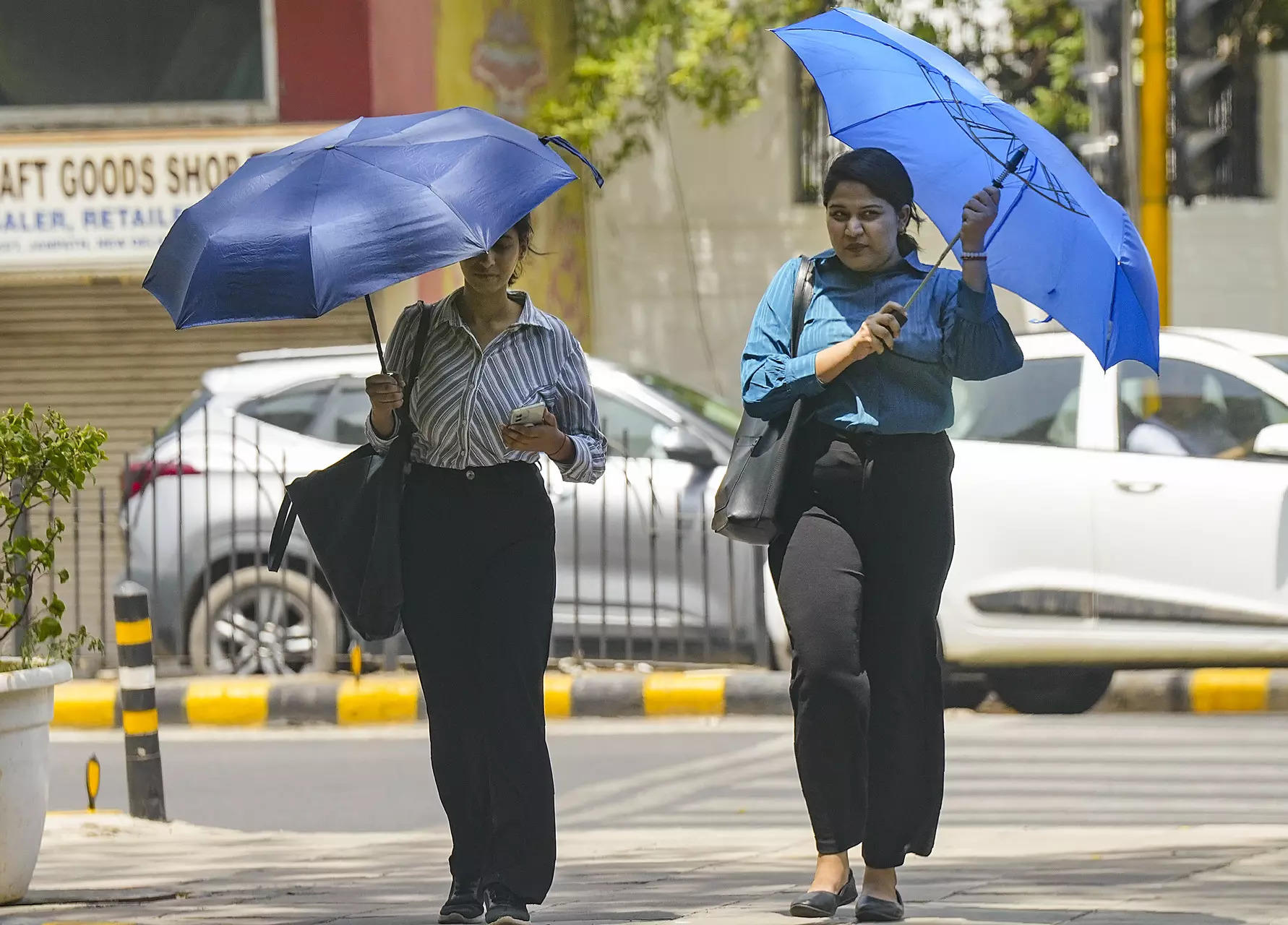 Delhi heat index crosses 50 as IMD issues red alert. When heatwave in north India will ease 