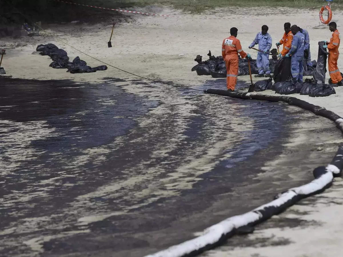 Singapore travel alert: Sentosa struggles to clean up oil spill coating beaches 