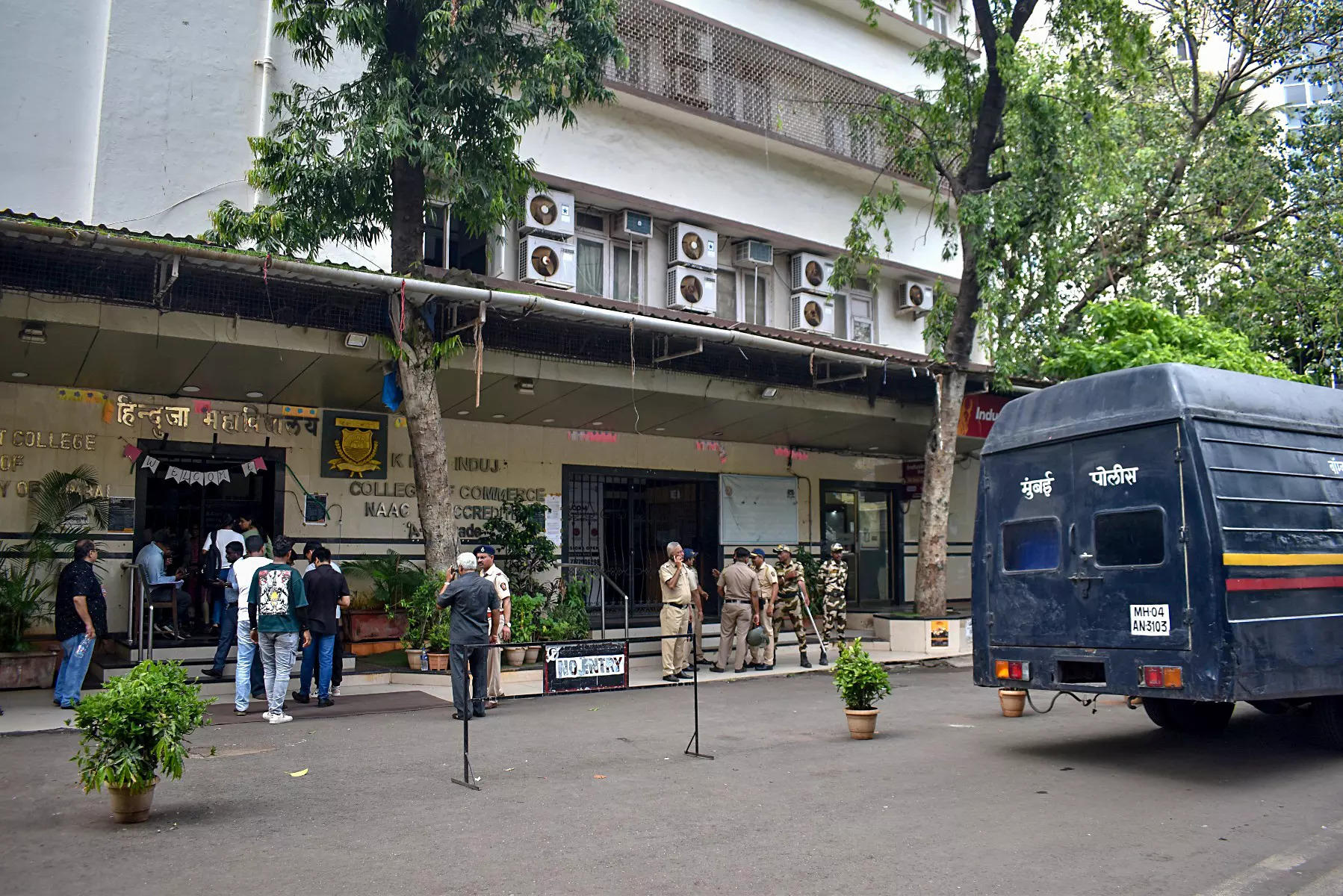 With airports, more than 50 hospitals in Mumbai including Jaslok Hospital receive bomb threats 