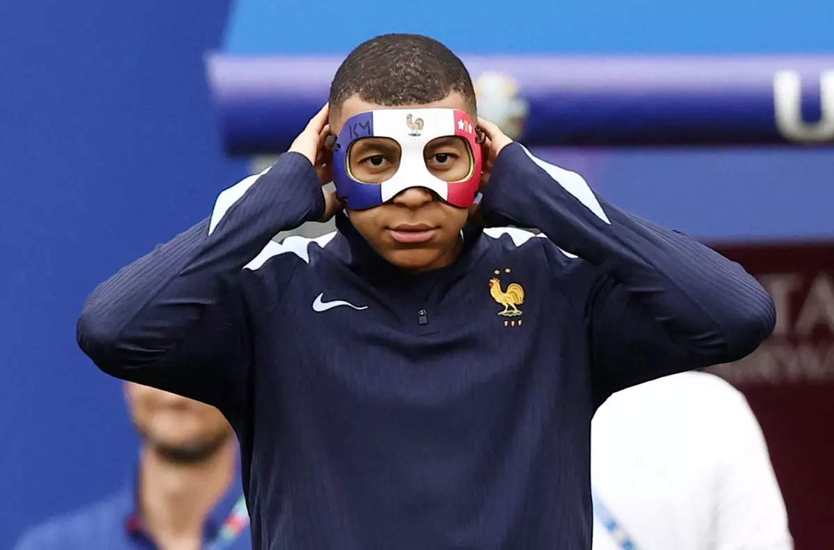 Mbappe fit to face Netherlands - wearing a mask 