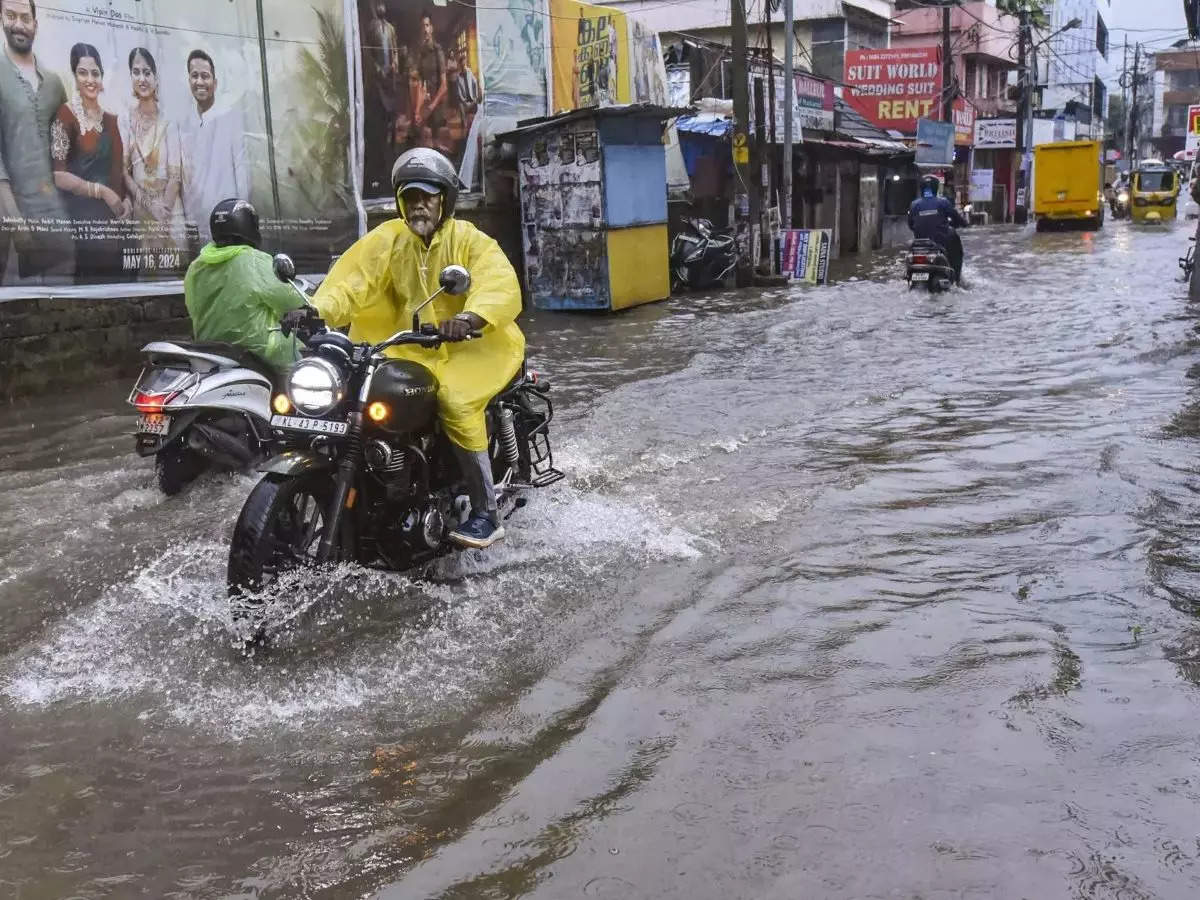 Heavy rains lash Kerala, orange and yellow alerts sounded across multiple districts 