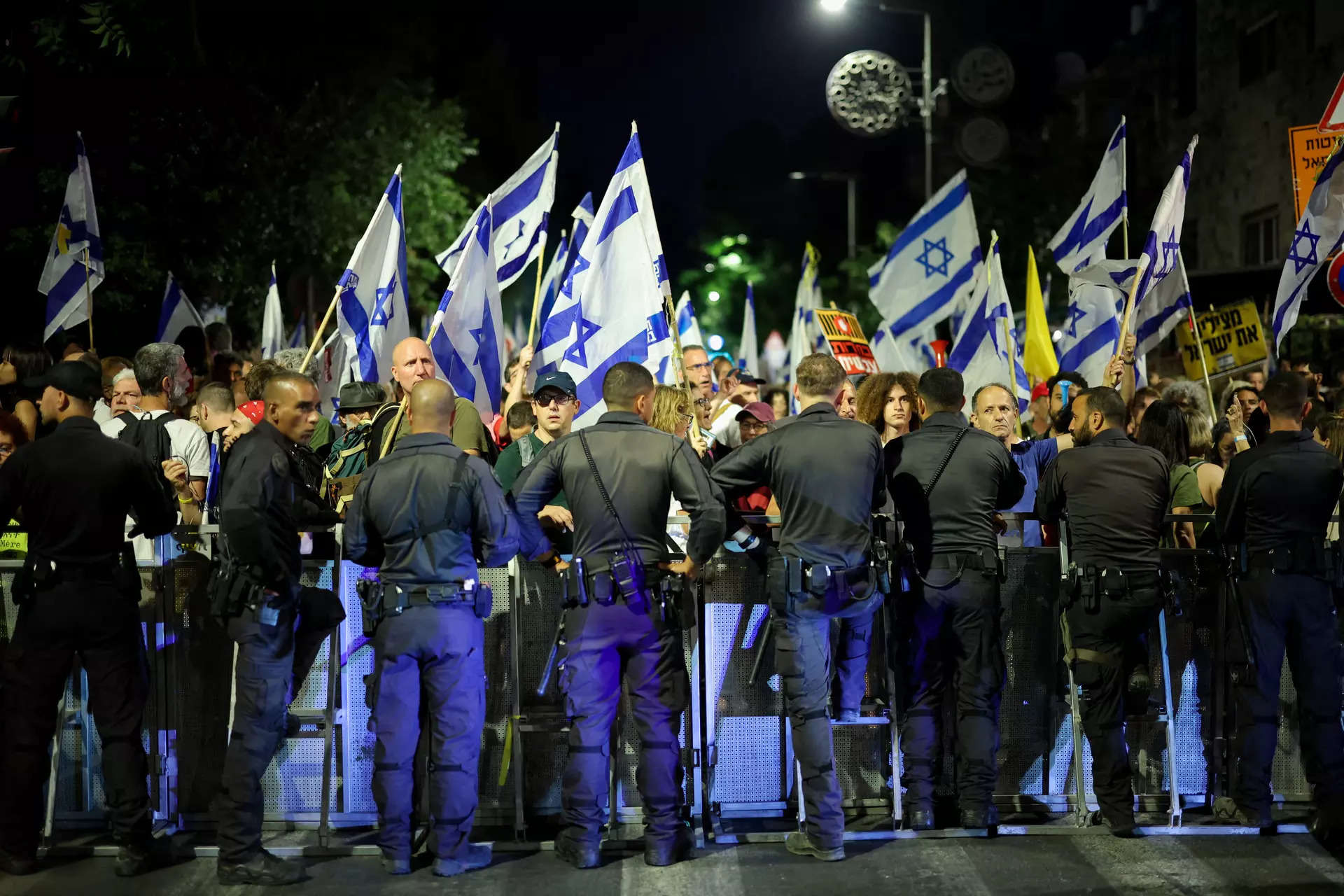 Israeli anti-government protesters march on Netanyahu's home 