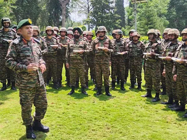 Army chief reviews security situation along LoC in J-K; meets DGP, other police officers 