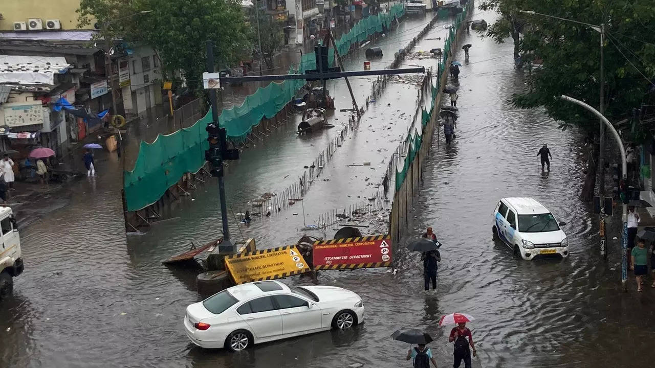 Heavy rains in Mumbai cause disruption, BMC deploys emergency personnel 