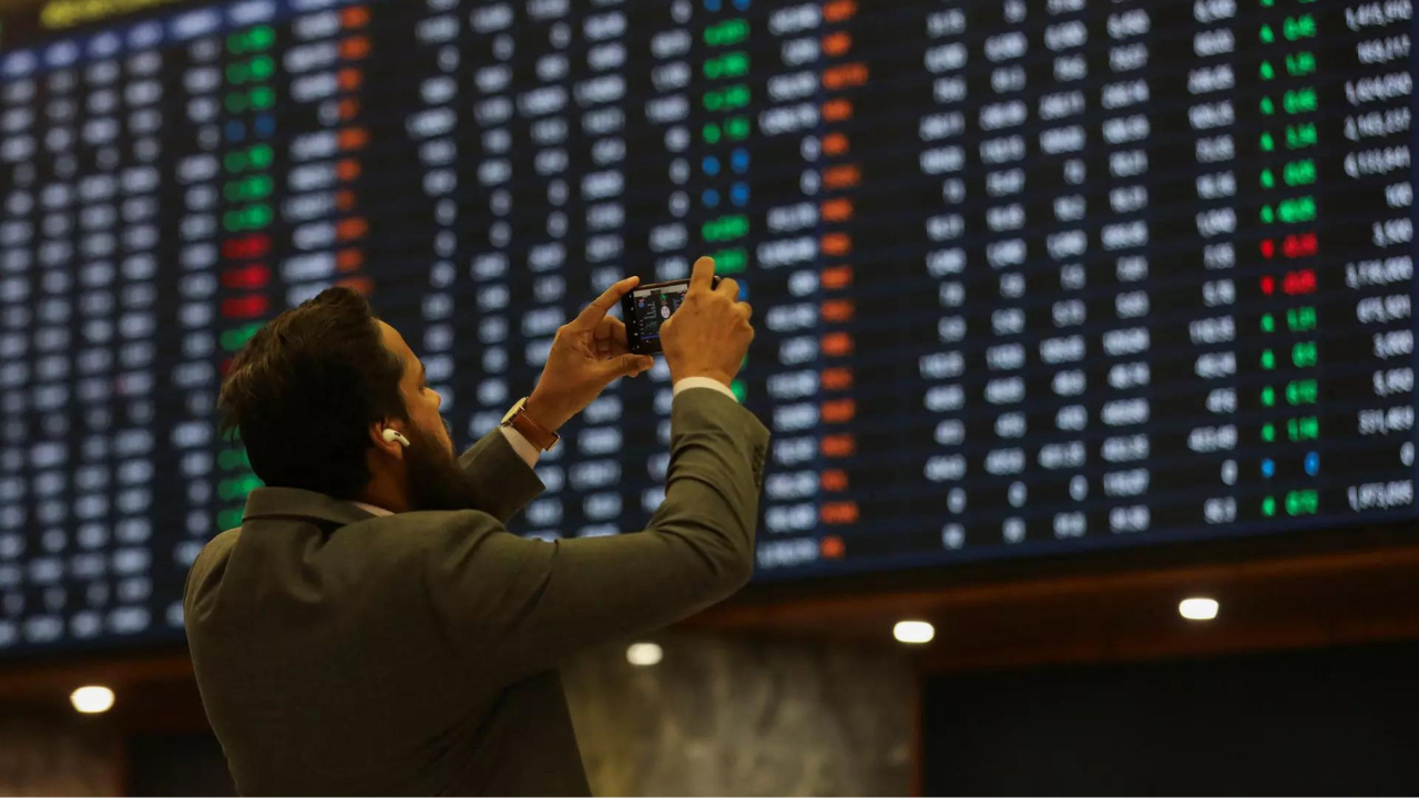 Pakistan stock exchange resumes trading after 2-hour halt on fire 