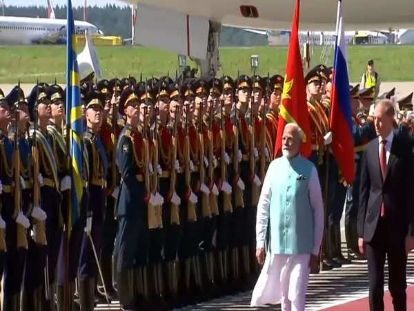 PM Modi received by Russia's first Deputy PM, accorded Guard of Honour in Moscow 