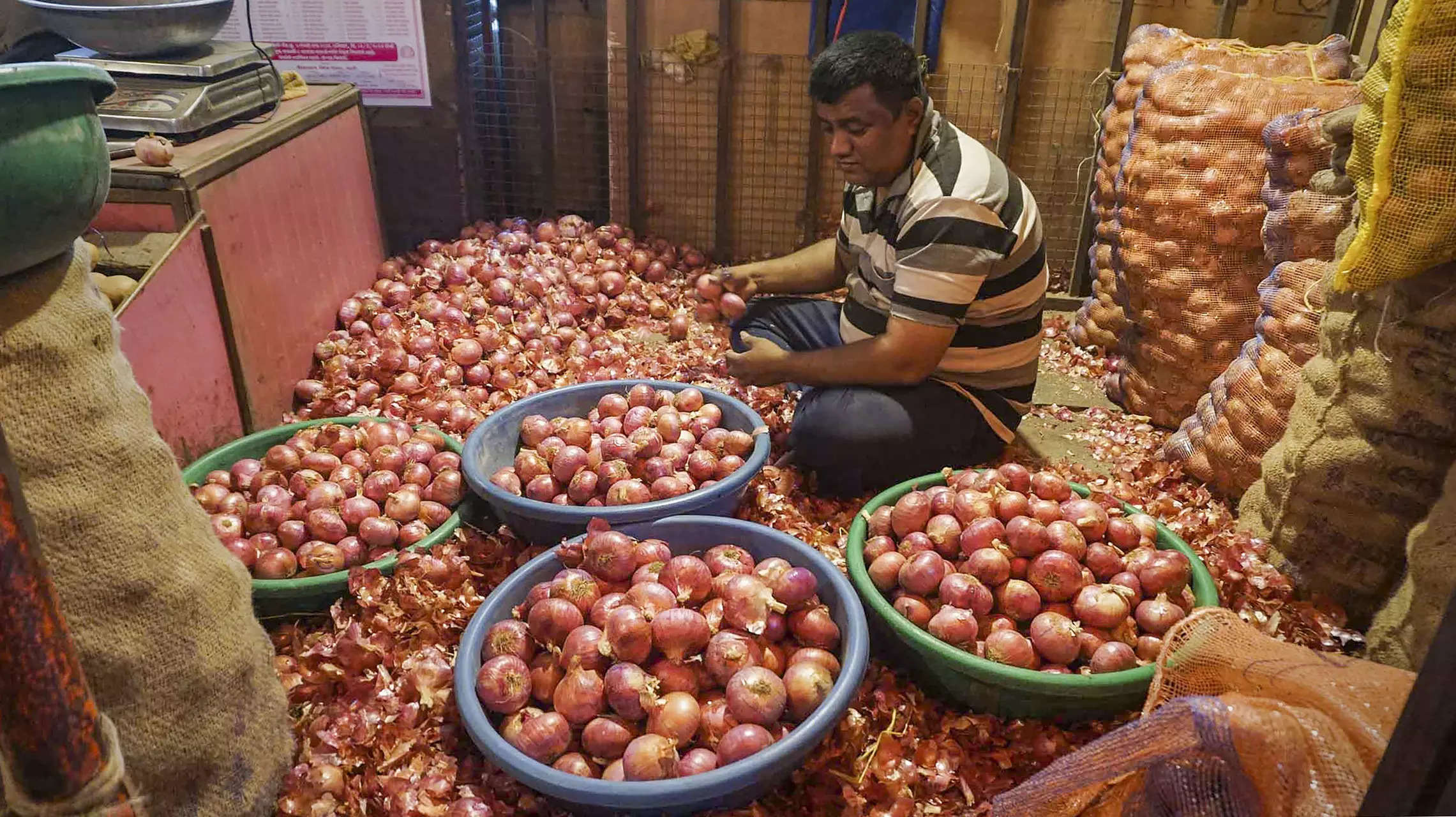 As state polls loom, Centre buys Maharashtra onions at 74% higher price 