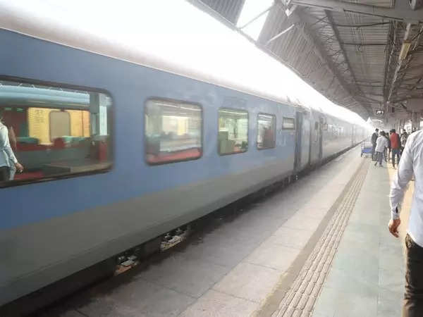 Eastern Railway earns over Rs 953 crore of passenger revenue in Apr-Jun 