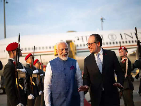 Prime Minister Modi arrives in Austria; artists sing 'Vande Mataram' to welcome him 