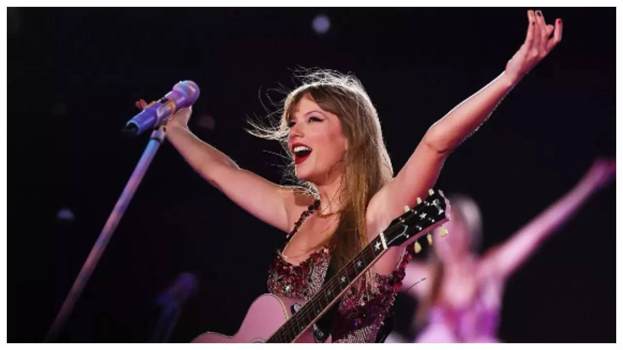 Eras Tour: Taylor Swift pauses concert in Madrid to help fans facing extreme heat 