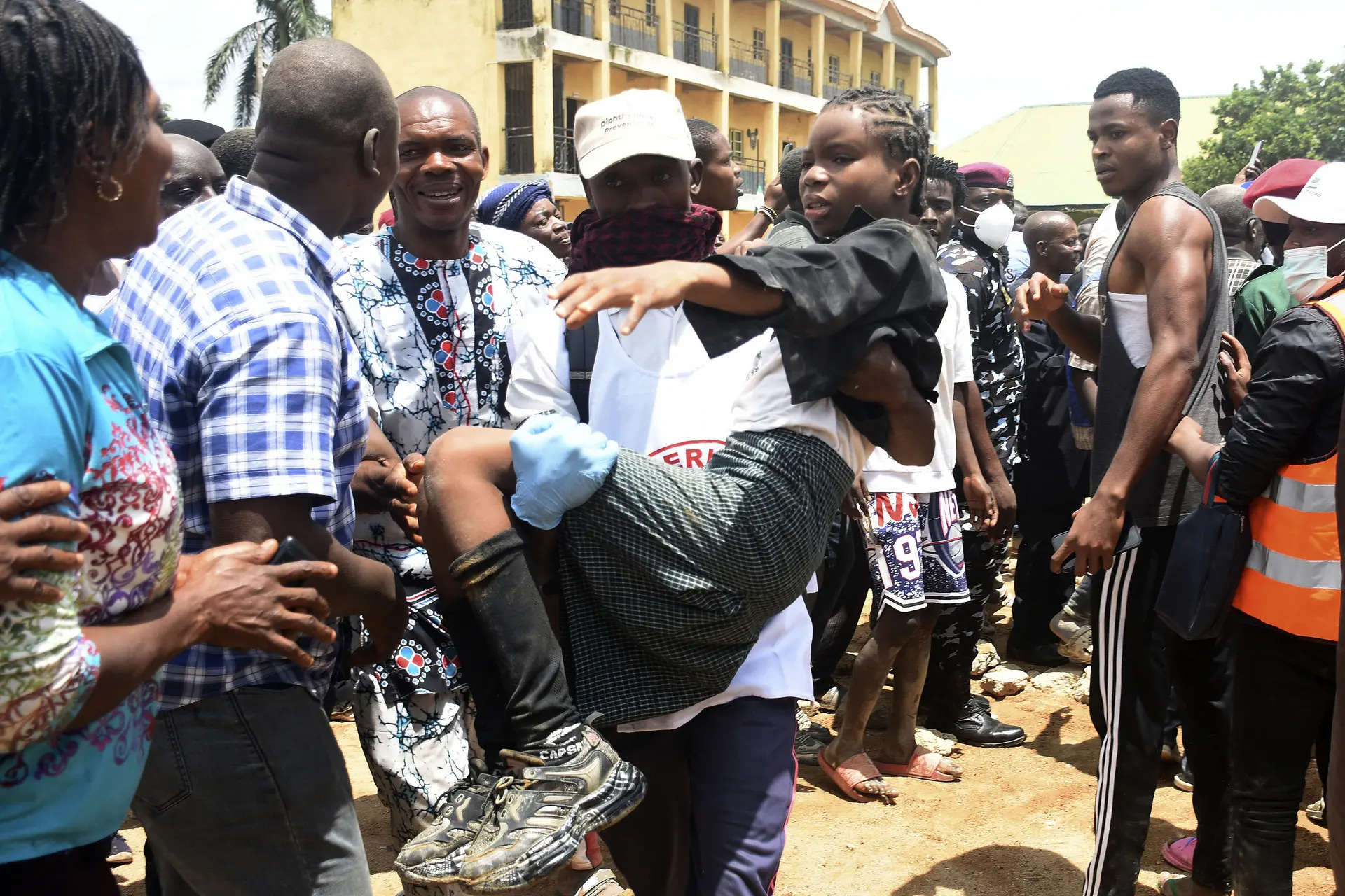 School collapse in central Nigeria kills 16 students 