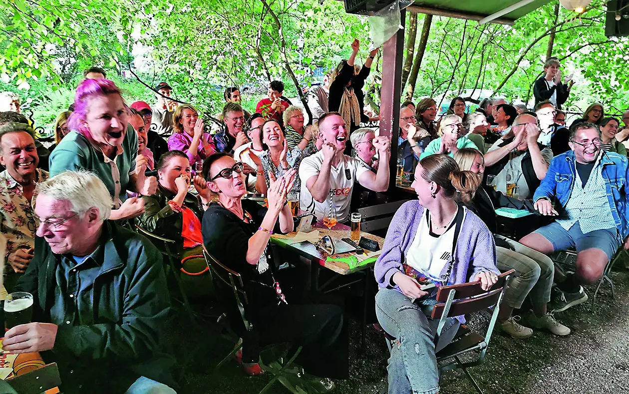 Taste currywurst & defeat in a Berlin Biergarten 