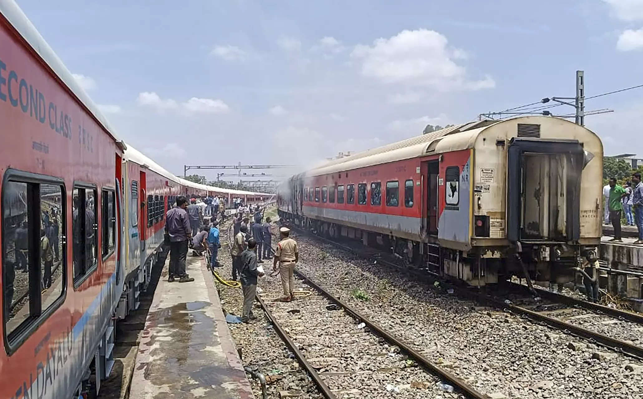 Fire in Lokmanya Tilak Terminus-Gorakhpur Express train near Mumbai; passengers safe 