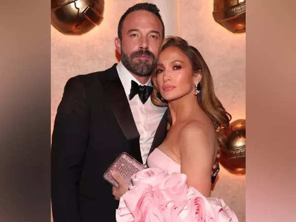 Why Ben Affleck and Jennifer Lopez are desperate to sell house at discount? Do they want to settle financial issues before divorce? 