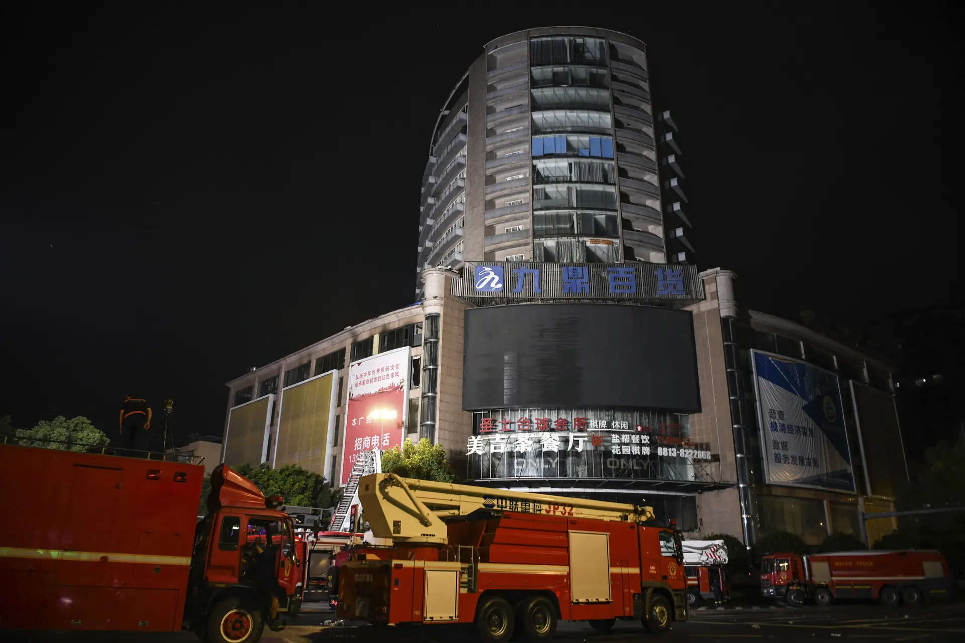 Fire at shopping mall in China kills 16 people 