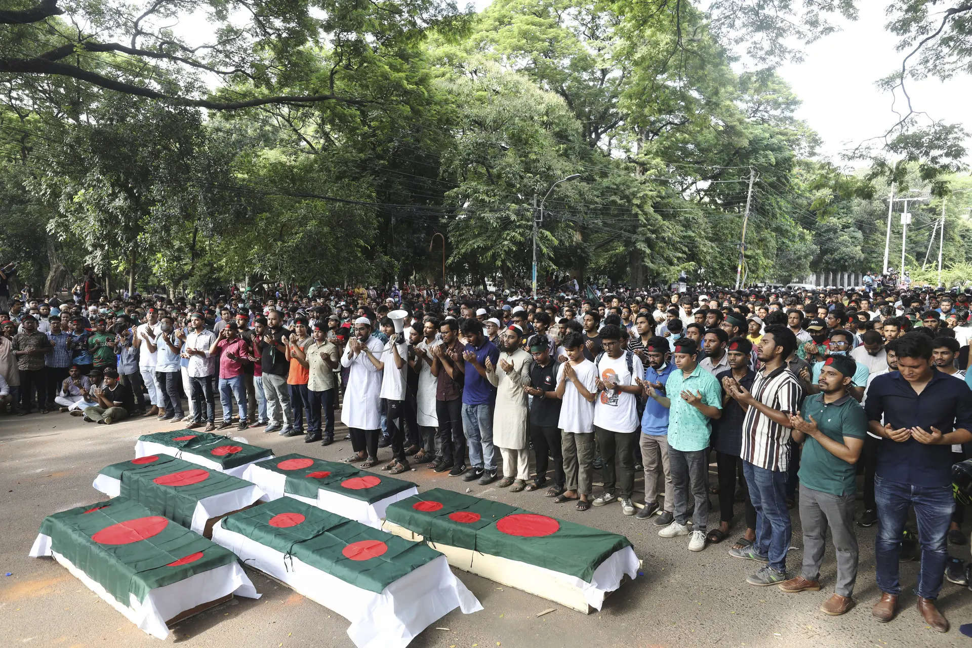 Bangladesh government says ready to hold talks with quota protesters; Army deployed nationwide 