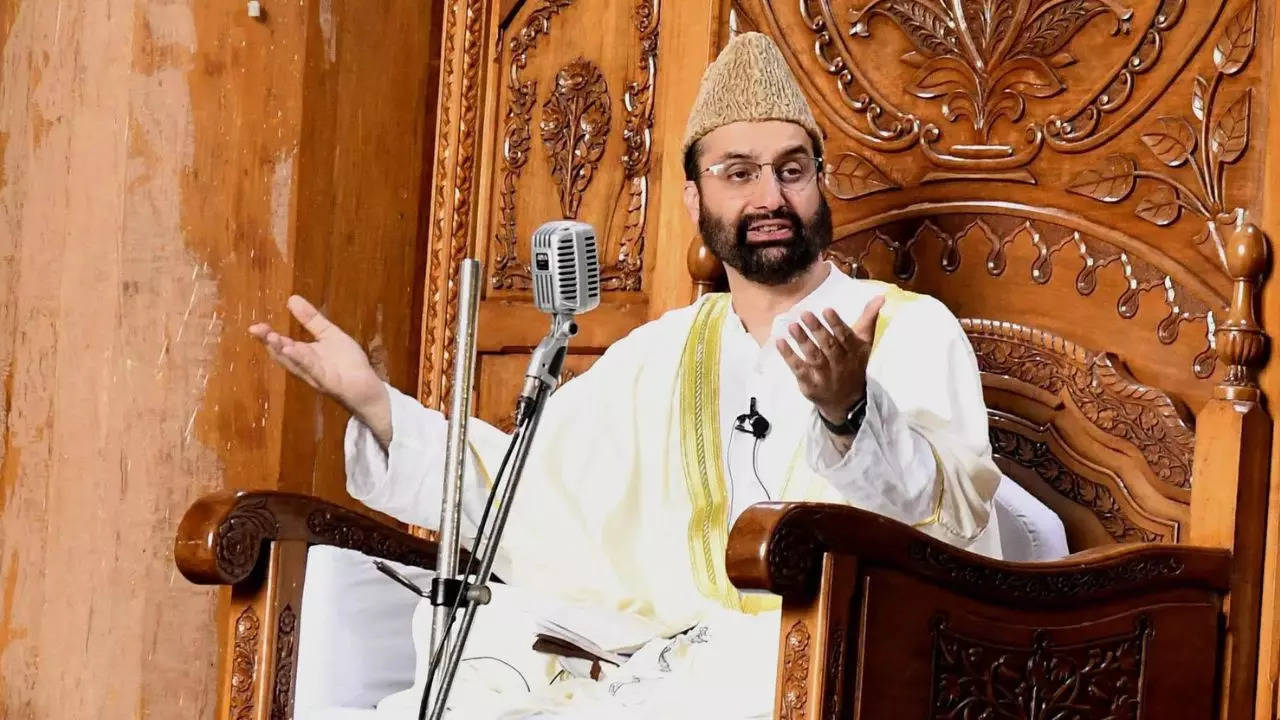 Mirwaiz Umar Farooq condemns arrests of senior advocates in Kashmir 