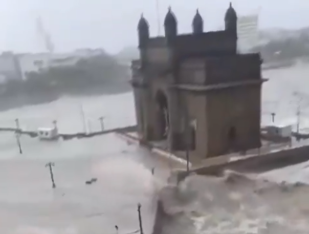 Mumbai Rains: Amid heavy rainfall, old video showing scary visuals of Gateway of India flooding goes viral. Watch here 