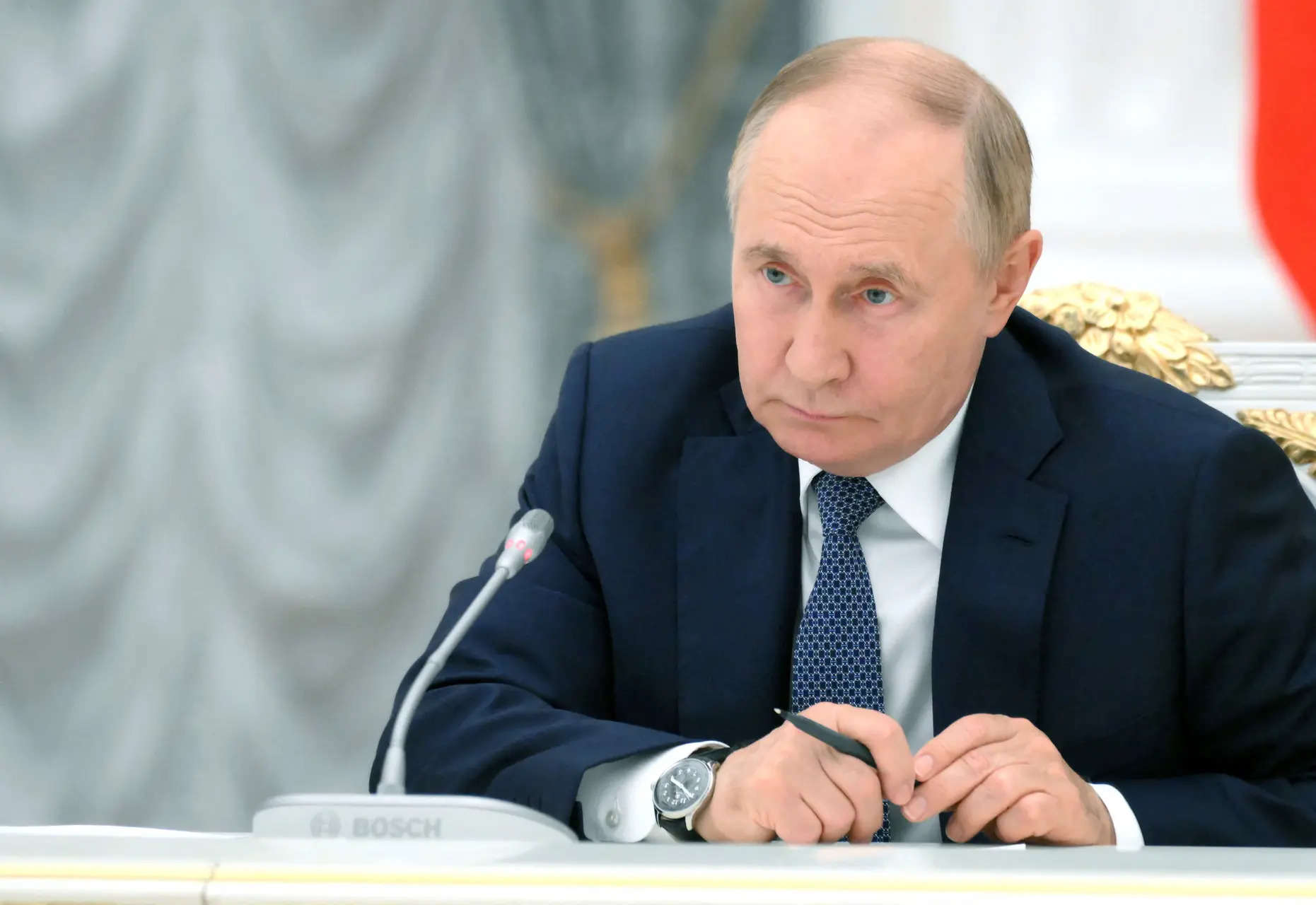 Vladimir Putin warns the United States of Cold War-style missile crisis 