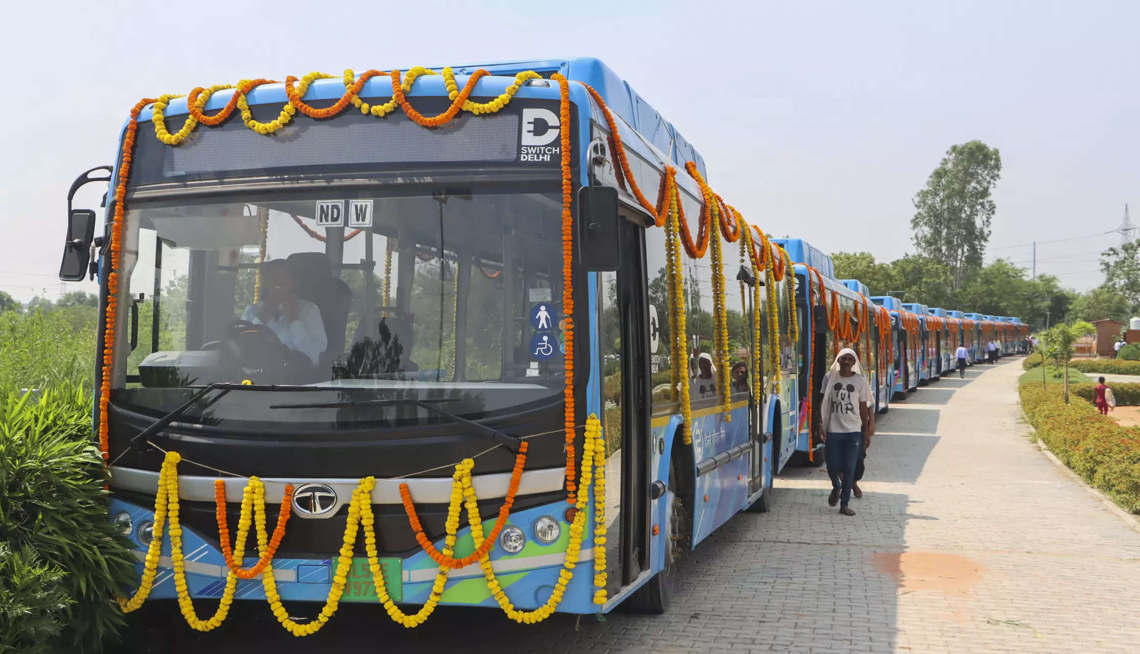Delhi LG flags off 320 electric buses, says they will strengthen fight against pollution 