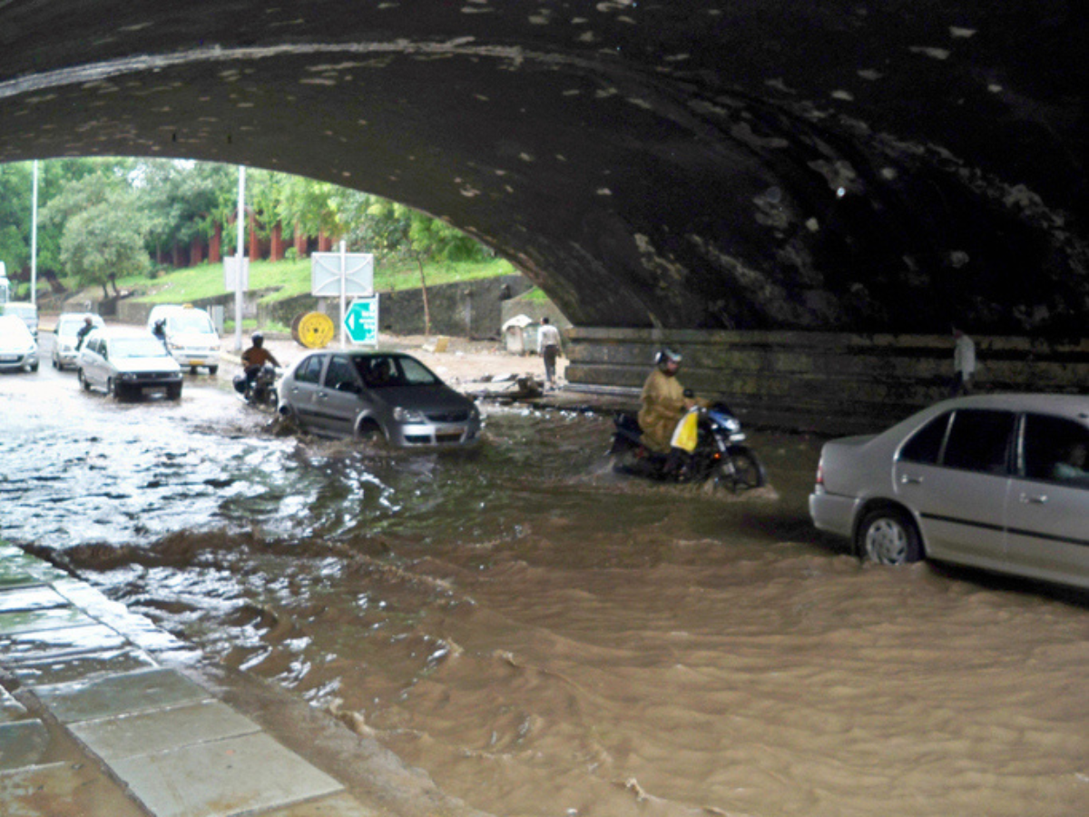 Waterlogging, traffic snarls all over Delhi after heavy rainfall 