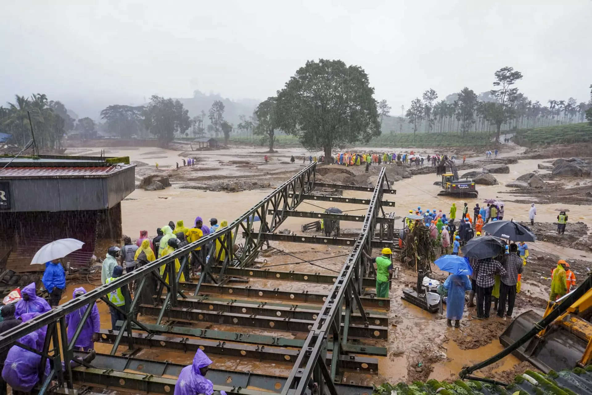 Indian soldiers building metal bridge to marooned area in Kerala landslides 