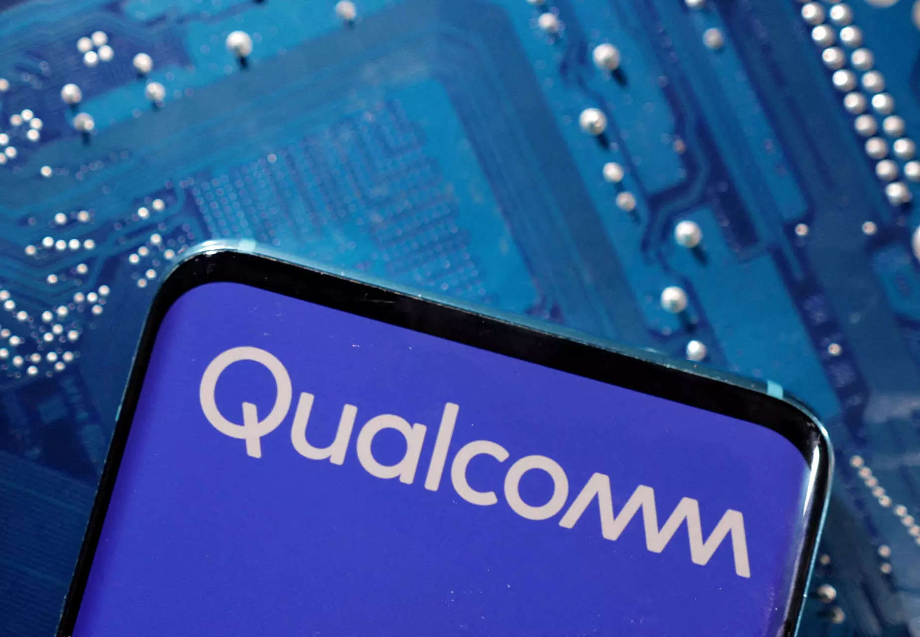 Chipmaker Qualcomm forecasts upbeat revenue on smartphone strength, AI boost 