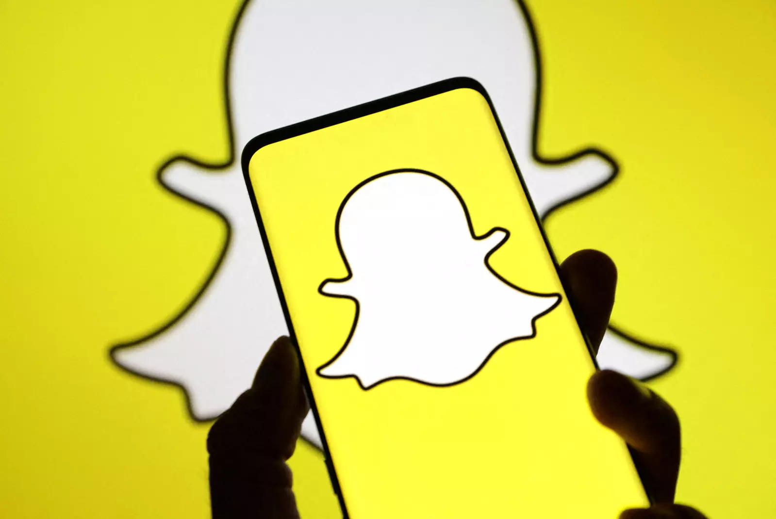 Snap forecasts weak revenue as big rivals threaten growth, shares slide 