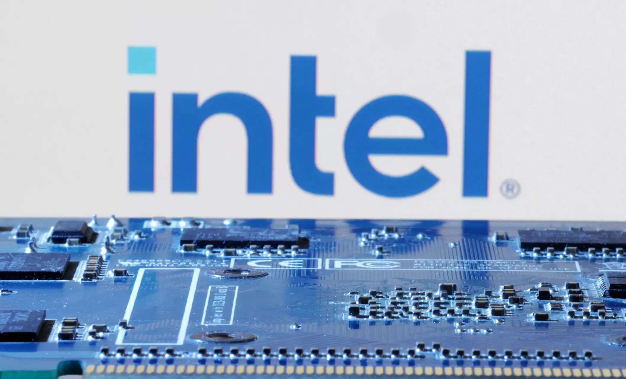 Intel shares slump 28%, set for record loss as turnaround struggle deepens 
