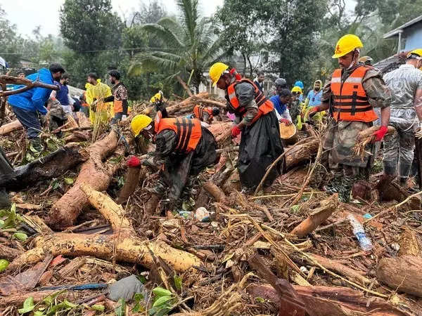 Kerala landslides: Rescue operations enter fifth day, 215 bodies recovered 