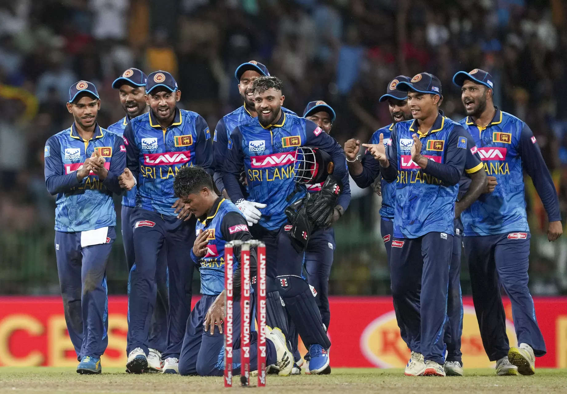 Vandersay heroics help Sri Lanka bowl India out for 208 in second ODI to win by 32 runs 