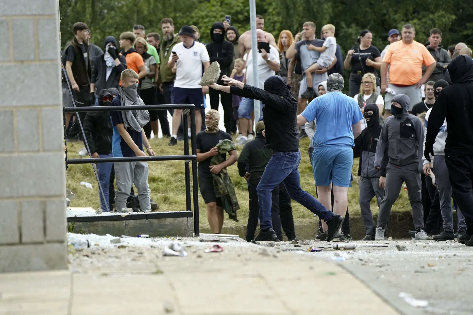 PM Keir Starmer calls emergency meeting over 'far-right thuggery' on UK streets 