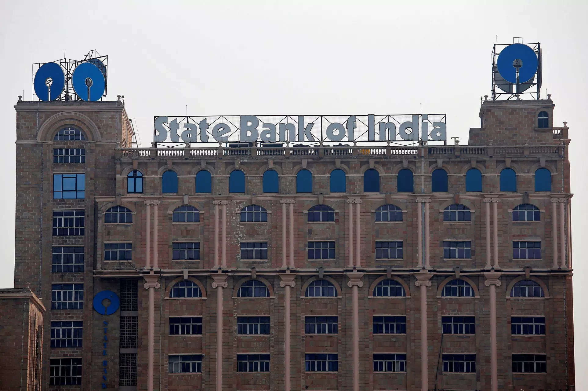 State Bank of India forms a team of 2,000 bankers to attract the rich clients 