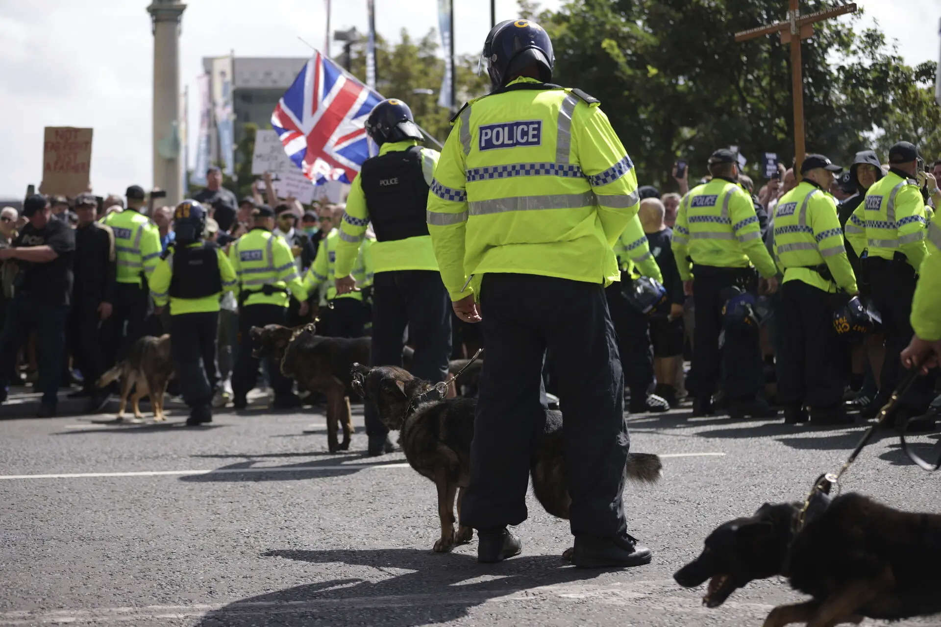 6,000 police at the ready to quell UK riots: Government 