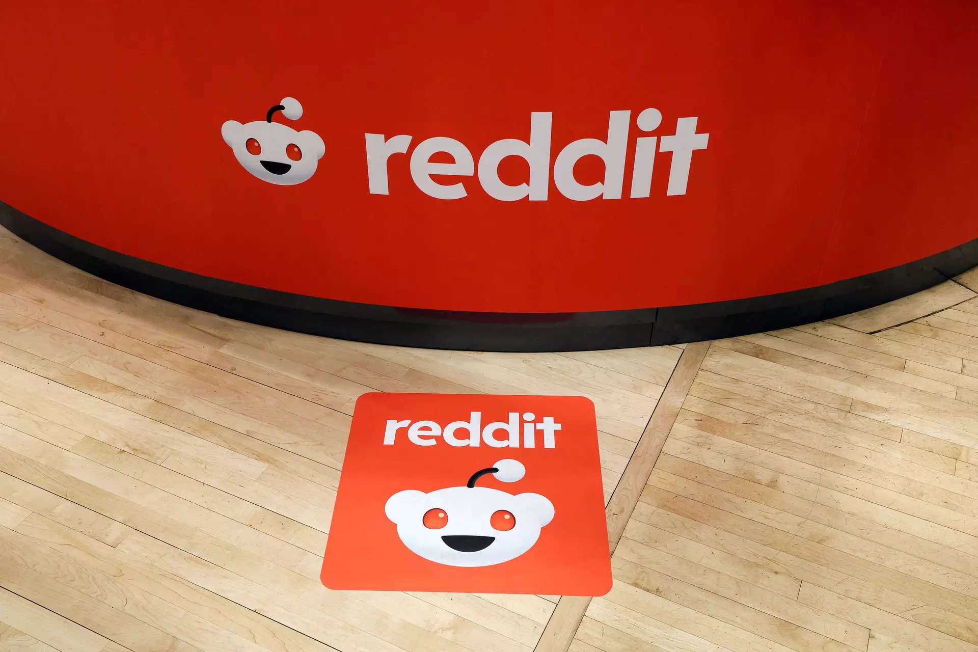 Reddit forecasts quarterly revenue above estimates on strong ad spend 