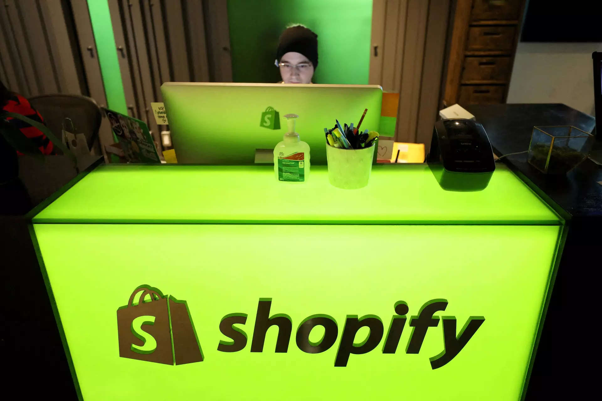 Shopify beats estimates for quarterly results on AI boost, shares soar 