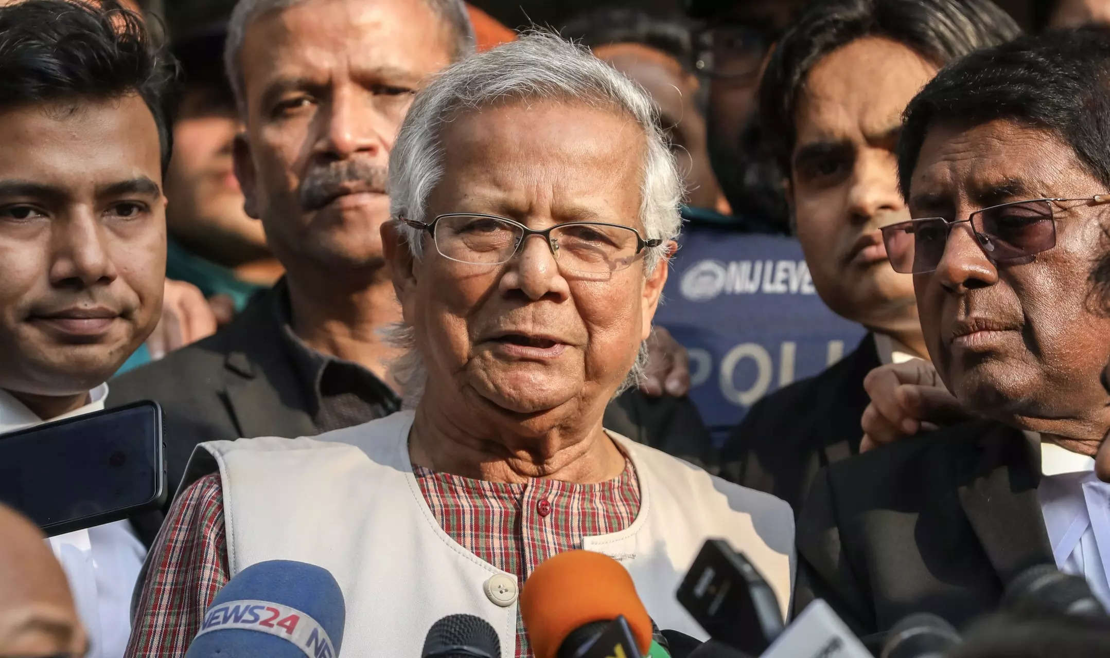 Yunus urges Bangladeshis to 'get ready to build the country' 