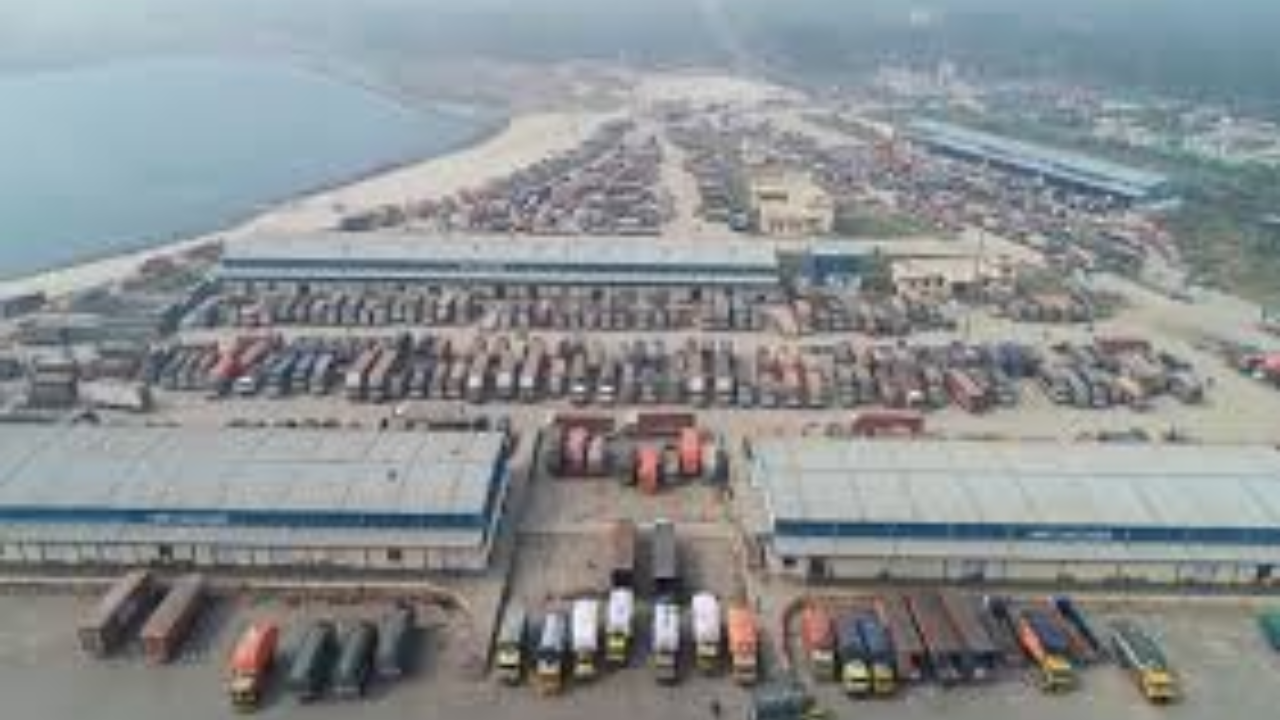 Indo-Bangla trade resumes from Petrapole land port amid tight security 