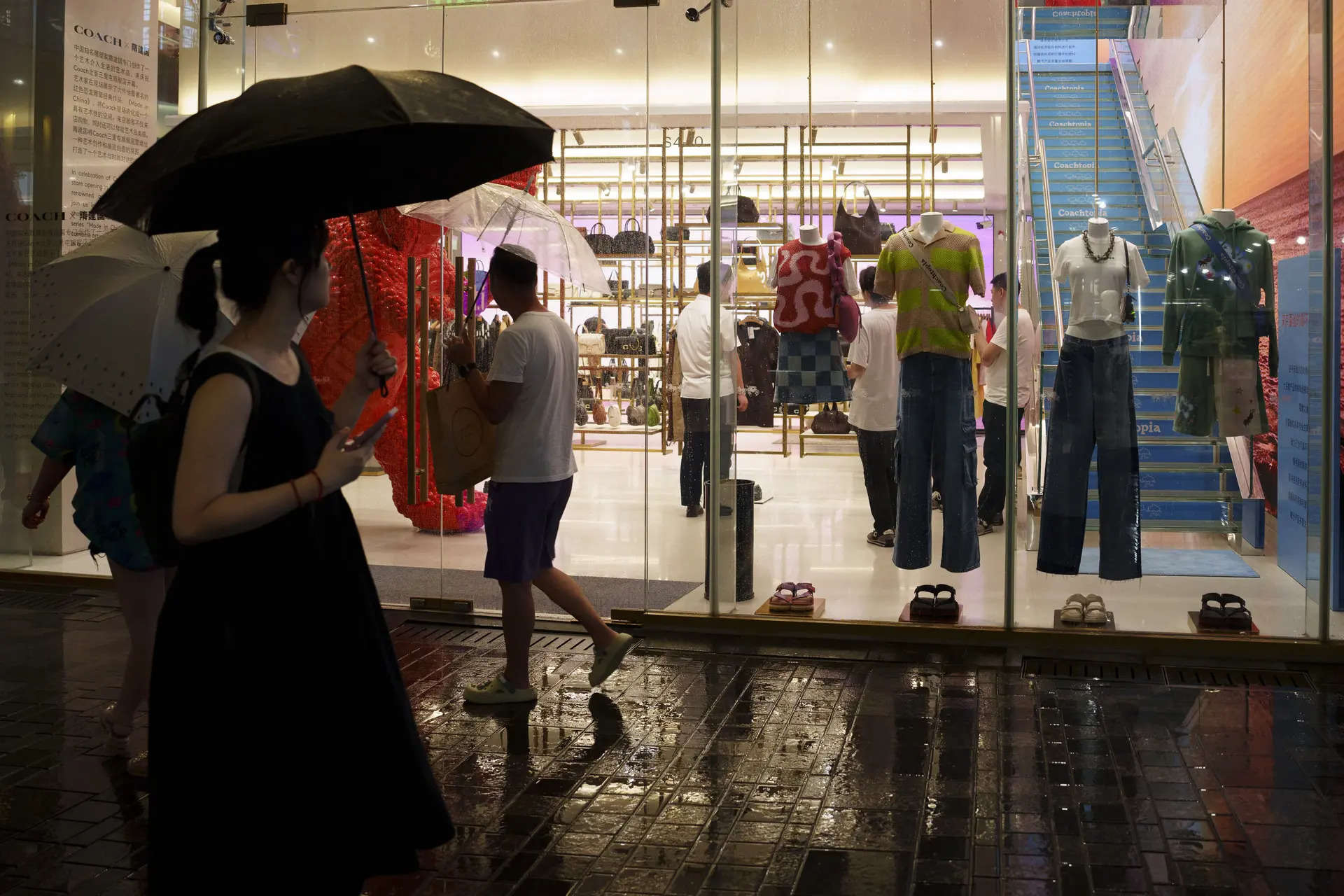 China's July consumer prices jump faster than expected, producer deflation persists 