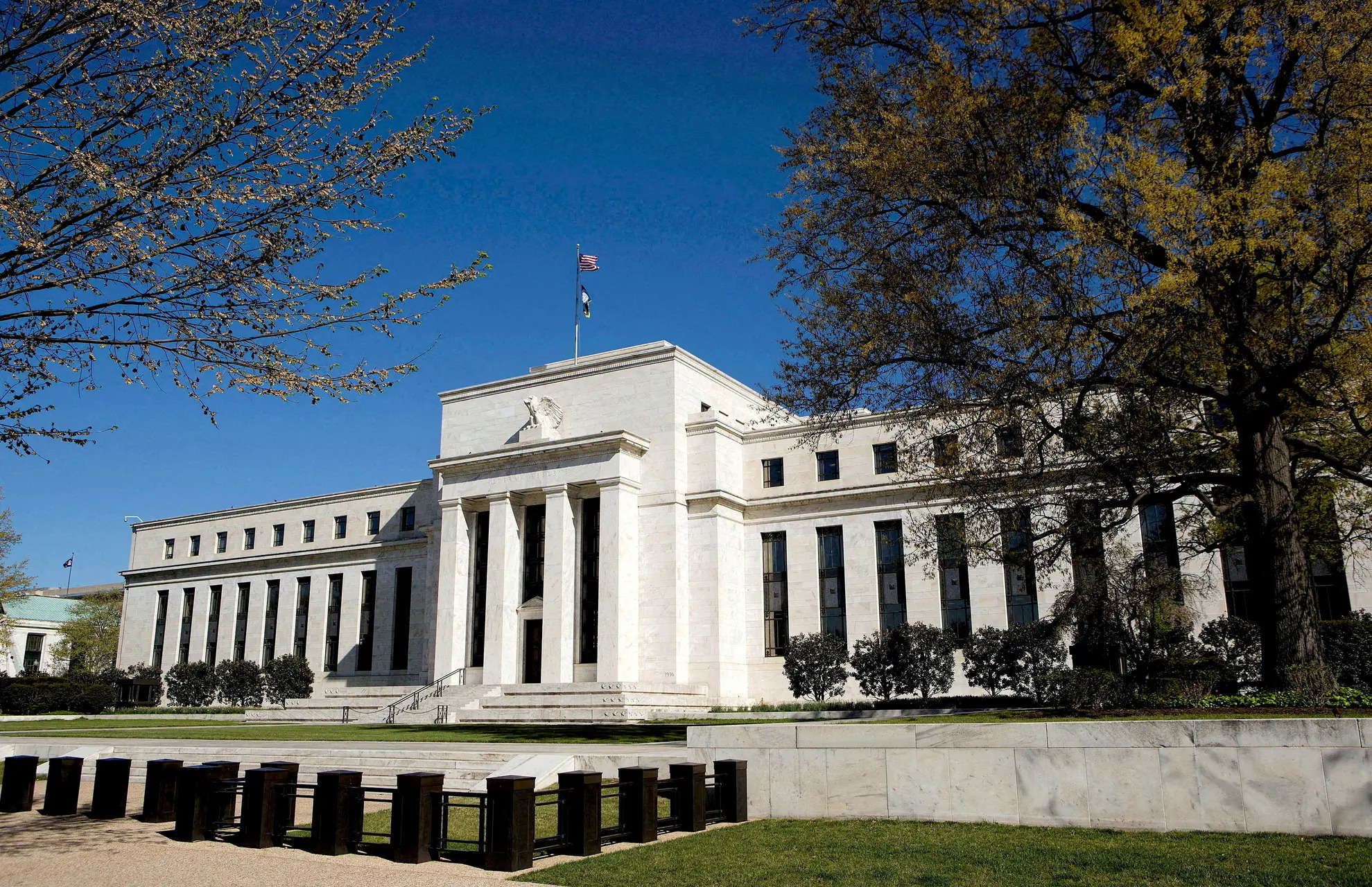 Fed seen rejecting calls for jumbo rate cut in economist survey 