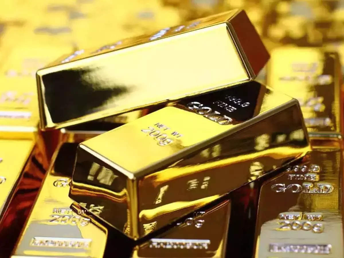 Gold holds below record high ahead of US data