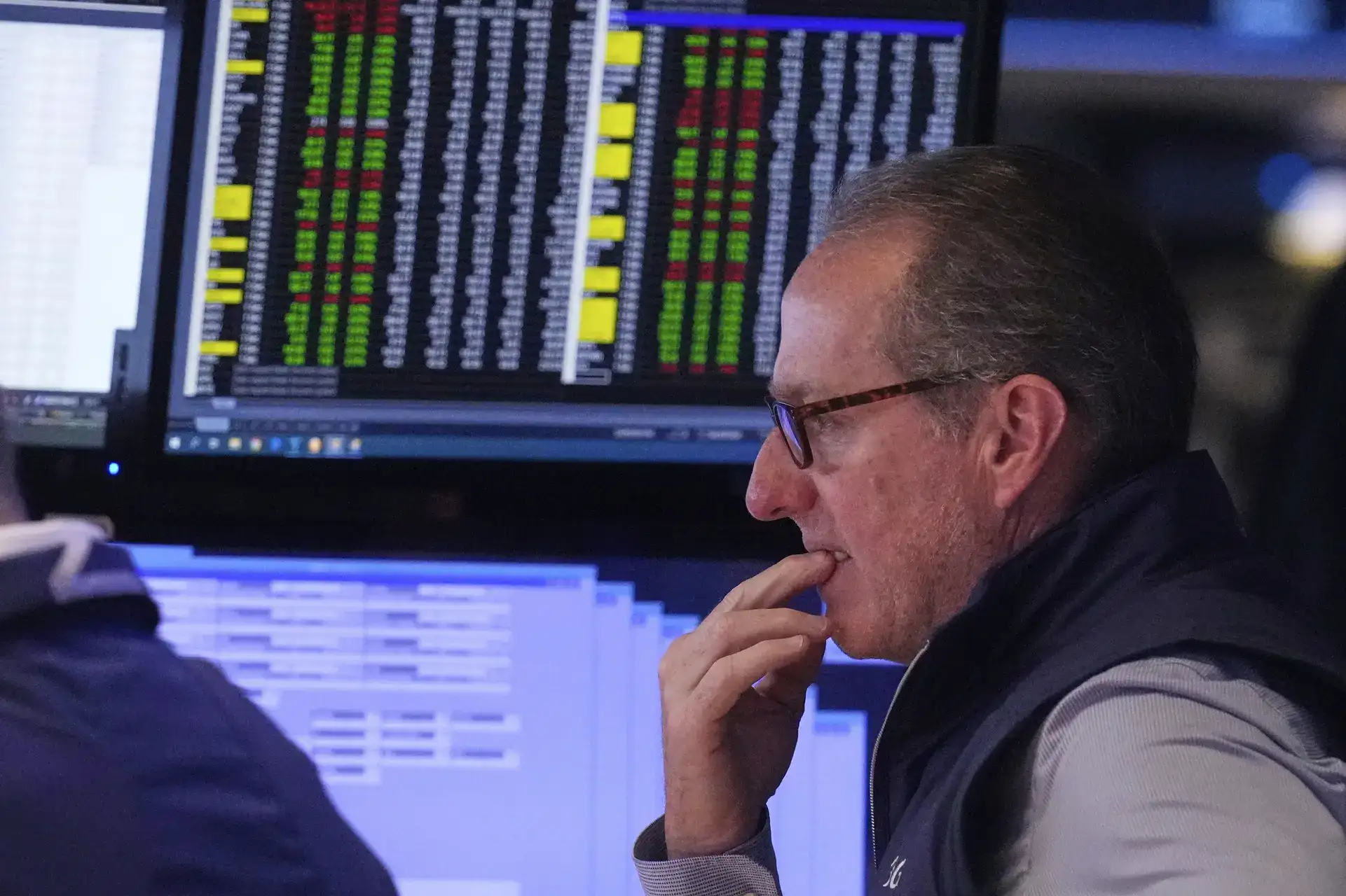 US stock futures dip, dollar gains on Trump tariffs 