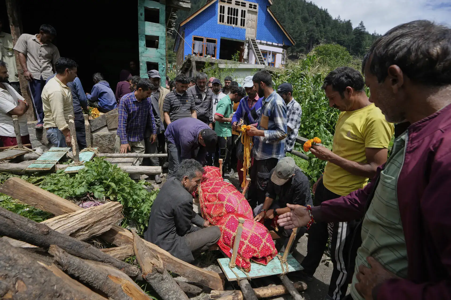 250 Indians, Pakistanis die as flash floods batter South Asia