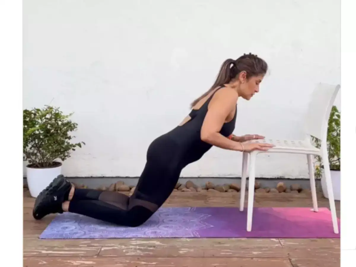 Step 1: Incline push-up on knees