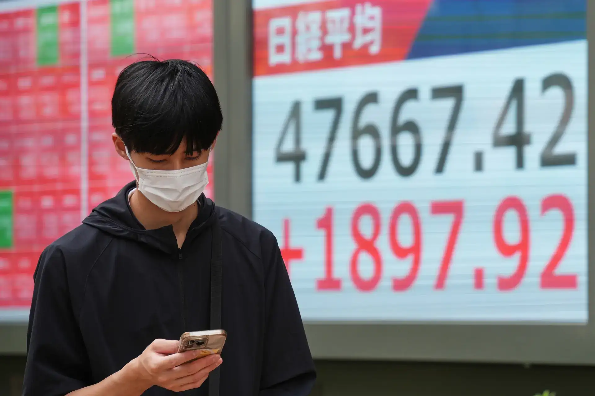 Insurers, foreign funds pull back, deepening turmoil in Japan’s debt market