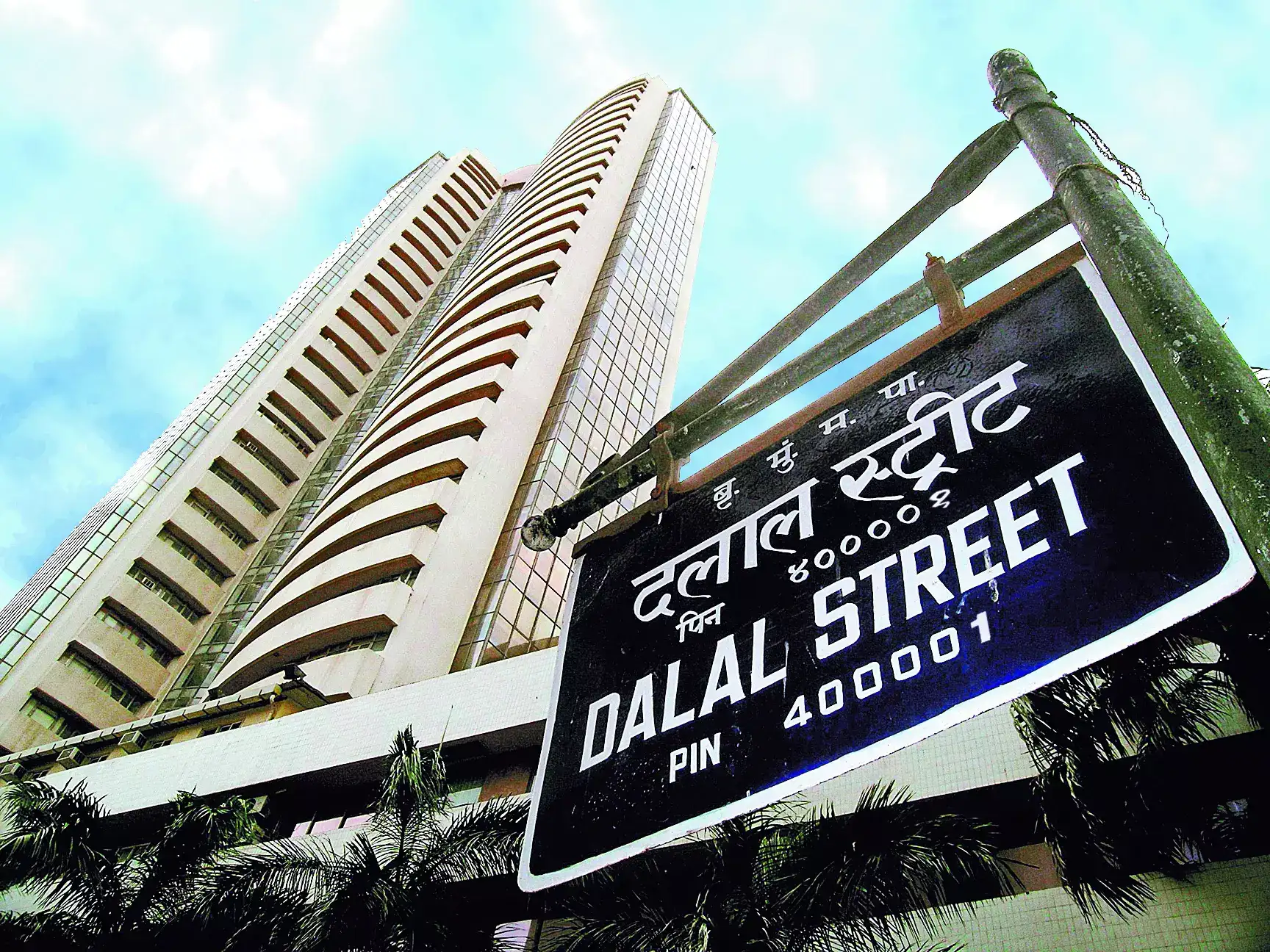 Indices hit new highs but again fail to hold gains on FII sales